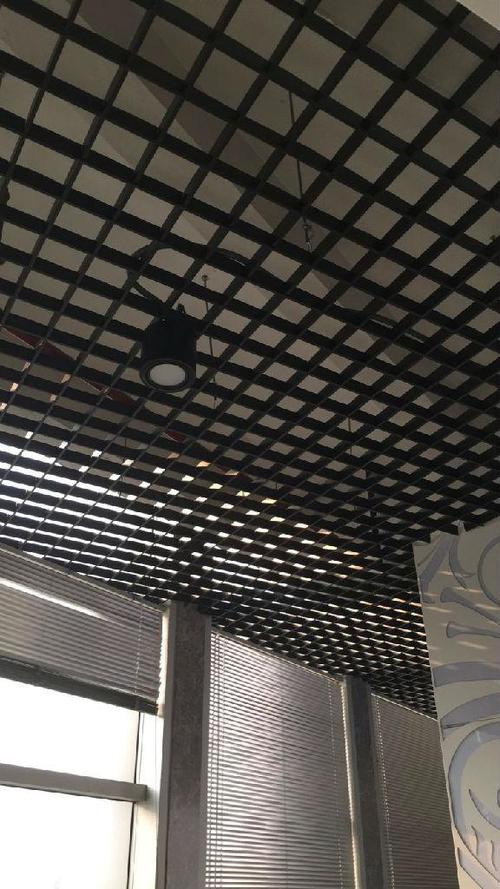 黑色鋁扣板-該如何選擇吊頂鋁扣板
