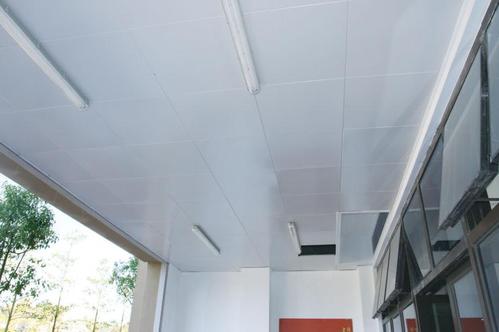 鋁扣板吊頂的生產廠商-工程鋁扣板生產廠家問鋁天花板吊頂種類有哪些