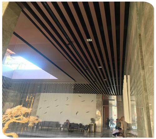 仿木紋鋁扣板吊頂-木紋鋁方通吊頂優勢在哪里