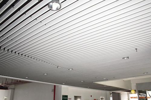 鋁扣板和鋁單板掛墻-跟鋁扣板生產廠家看一下鋁掛片天花種類有哪些