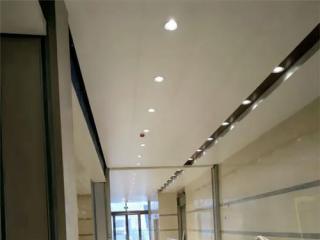 過道集成吊頂-佛山鋁天花廠家解析為什么集成吊頂漆面表層會開裂